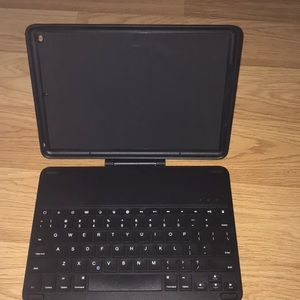 NWOT iPad Bluetooth key board